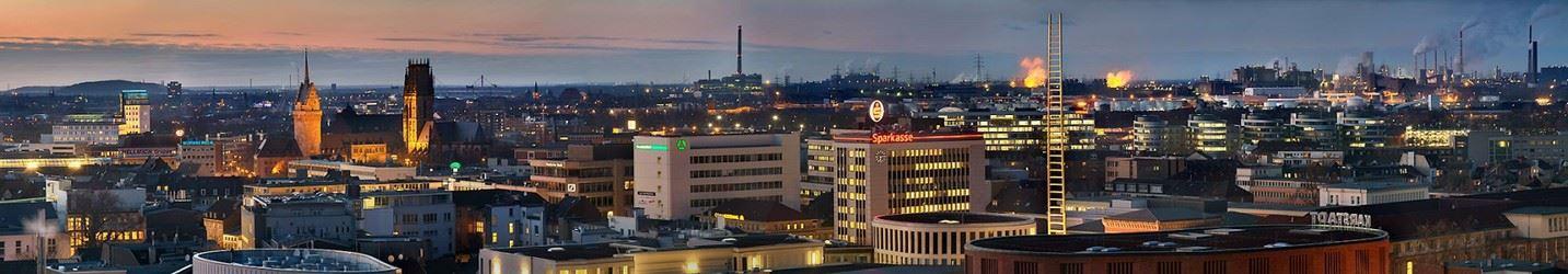 Panoramabild von Duisburg am Abend. Aufgenommen von H. Kölbach © stadtpanoramen.de
